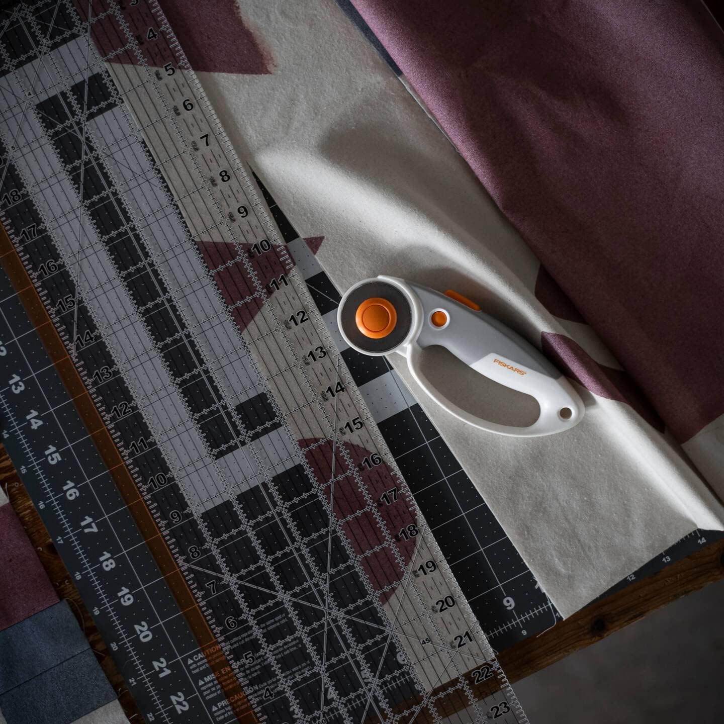 Fiskars Titan-Rollschneider Rollmesser mit Schlaufengrif...